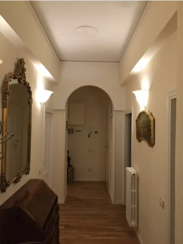 Tinteggiatura con decorazioni a cornici e colonna in cartongesso10